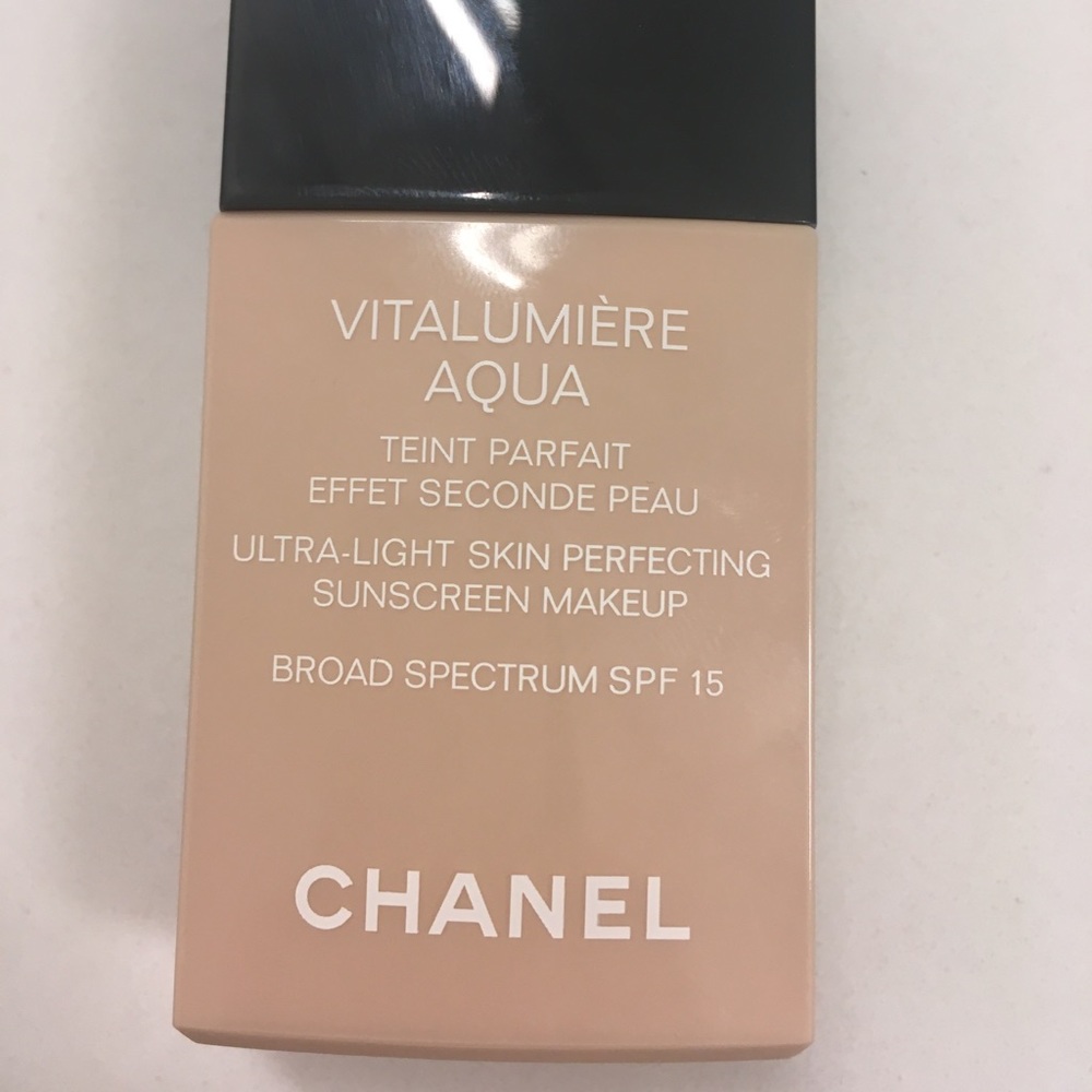 Chanel vitalumiere Aqua 10 beige foundation
